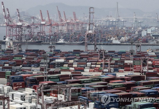 부산항 신선대 부두와 감만부두의 모습.   연합뉴스